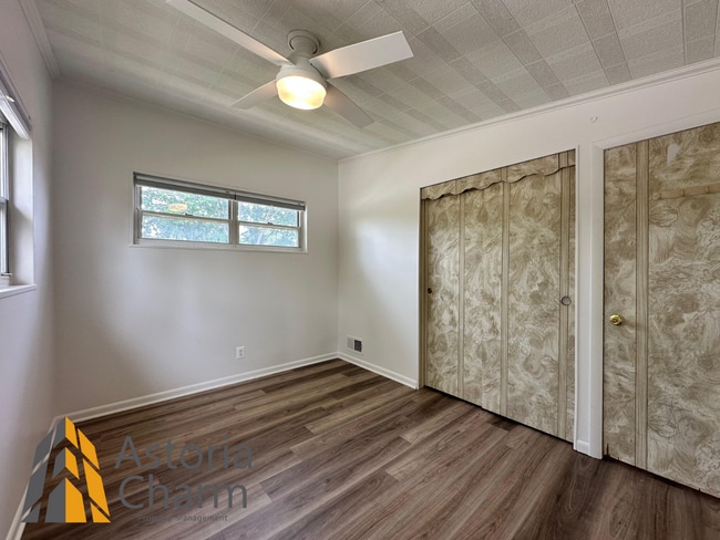 Building Photo - Spacious 4 Bedroom + Den Home with Private...