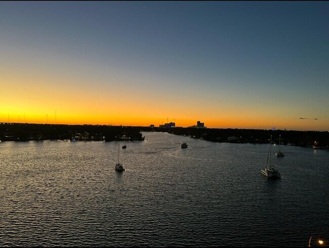 Building Photo - 801 S Ocean Dr