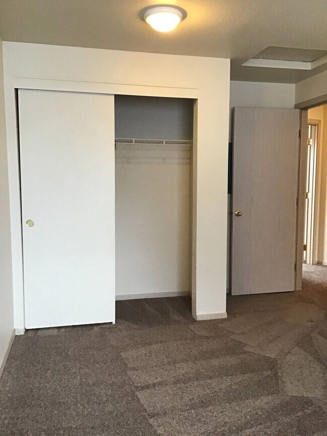 Building Photo - Stylish Modern 3 Bed, 2.5 Bath Townhouse i...