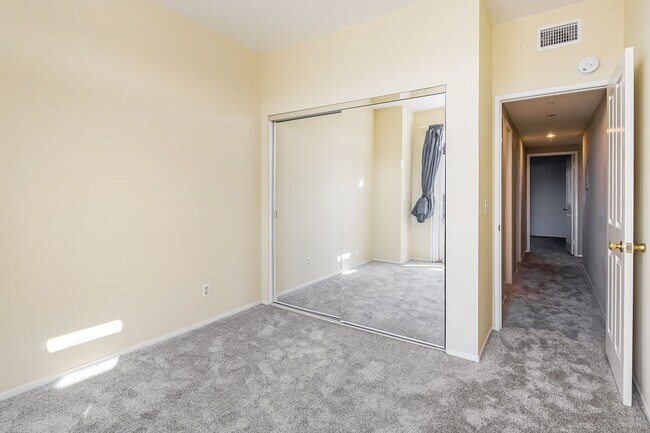 Building Photo - PENTHOUSE-STYLE UNIT IN SIGNAL HILL  w/180 degree Views 3Br/2Ba $3750mo