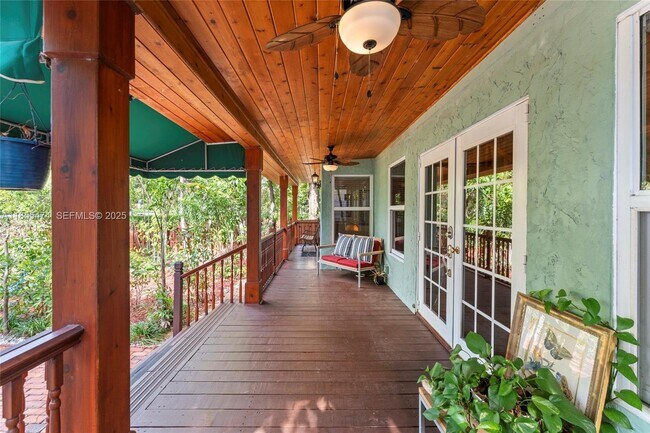 Building Photo - 918 Tequesta St