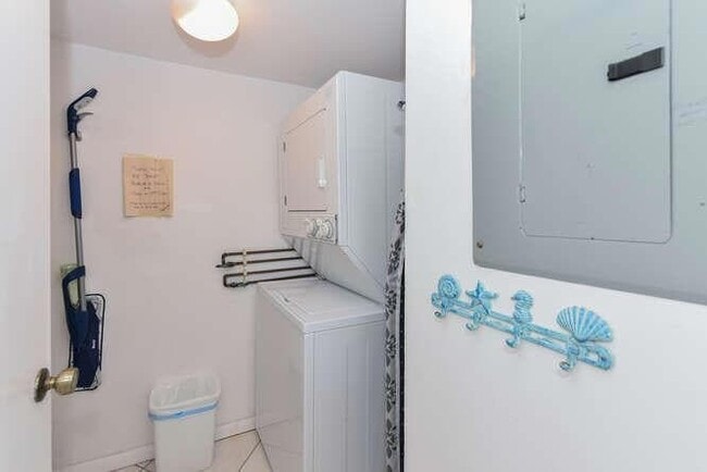 Building Photo - 353 S US HIGHWAY 1