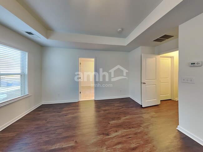 Building Photo - 1522 Balvaird Dr SE