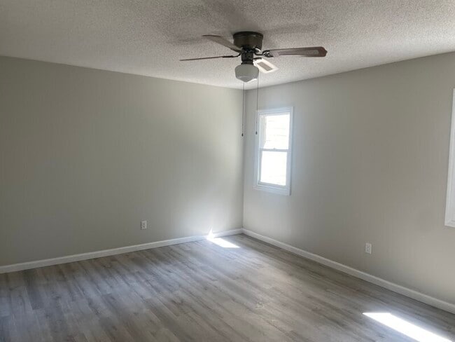 Building Photo - 153 Lionsgate Dr