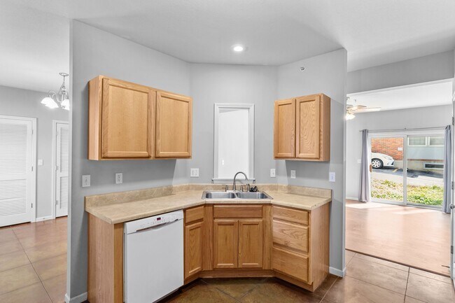 Building Photo - 3BR/2BA ON EAST CAMPUS!