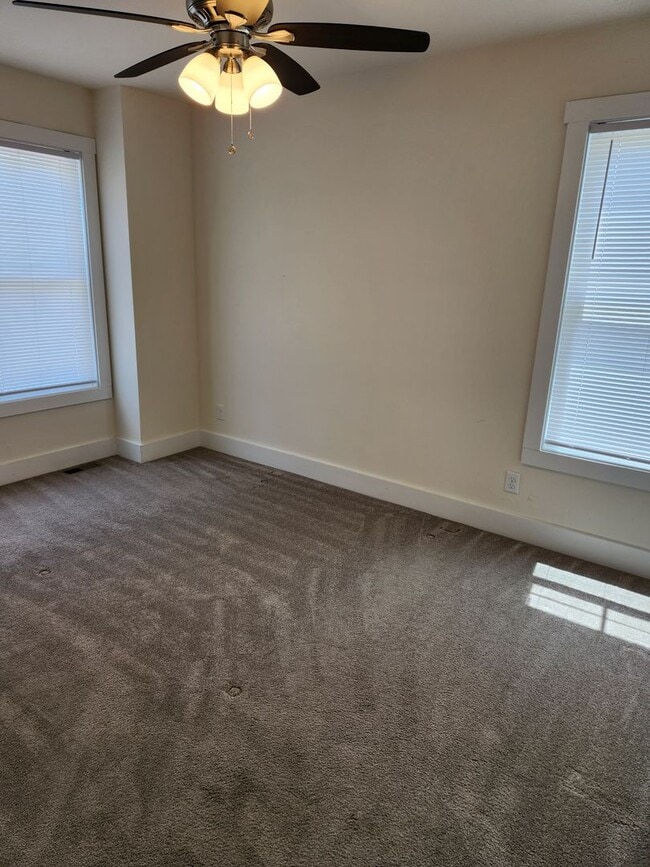 Building Photo - 2 Bed Modern Townhouse-Blackstone Convenient to Pickett