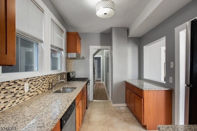Building Photo - 109 Maple Ave