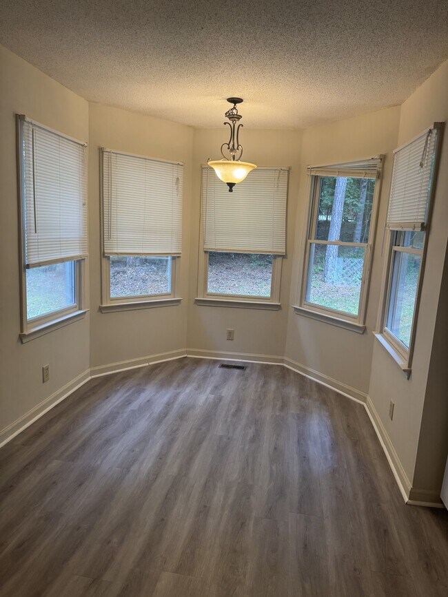 Building Photo - 112 Oak Leaf Cir