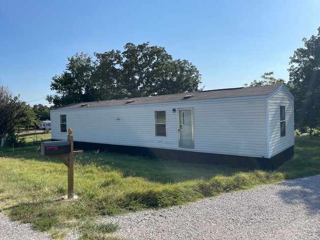 Building Photo - 2/1 single wide outside city limits