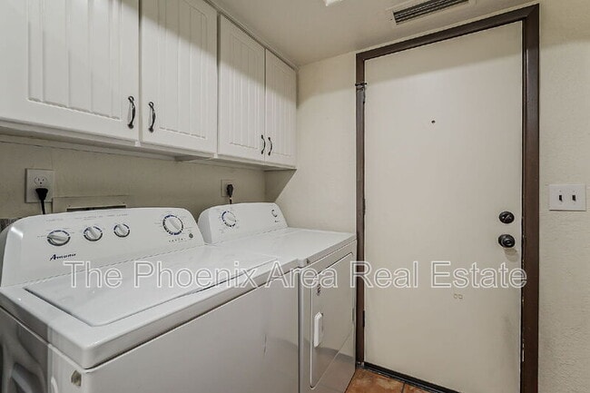 Building Photo - 8638 S 51st St