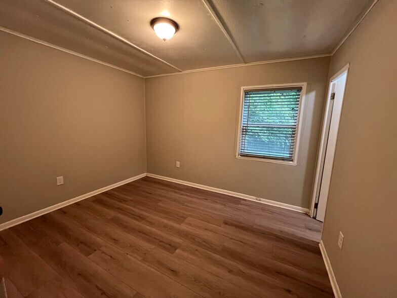 Building Photo - 5909 Leone Dr W