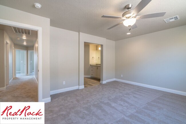 Building Photo - 4 Bedroom, 2.5 Bathroom Townhome in Hurric...