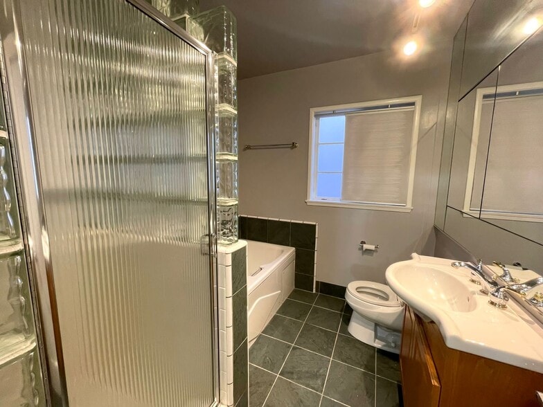 Building Photo - 2010 24th St