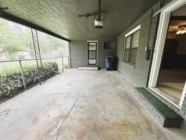 Building Photo - 3 Bedroom 1.5 Bath home w/fenced yard