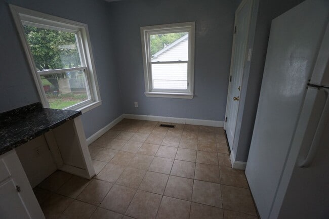 Building Photo - 2 Bed 1 Bath House Total Electric