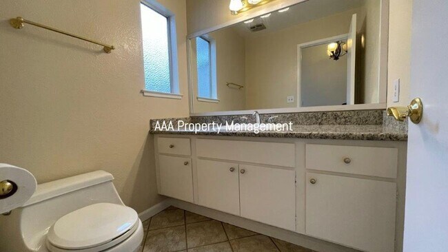 Building Photo - Beautiful 4 bedroom 2.5 bath townhome w/ v...