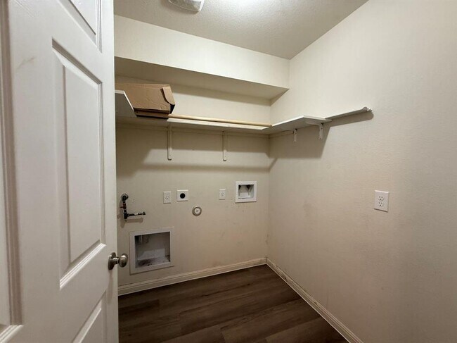 Building Photo - 18017 Busby Dr