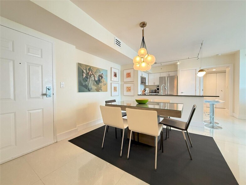 Building Photo - 1155 Brickell Bay Dr