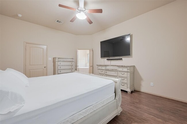 Building Photo - 4410 Fenetre Forest St