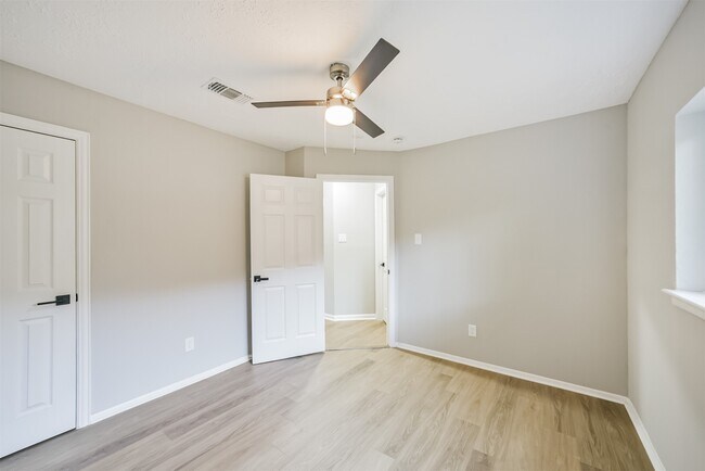 Building Photo - 10826 Thorncliff Dr