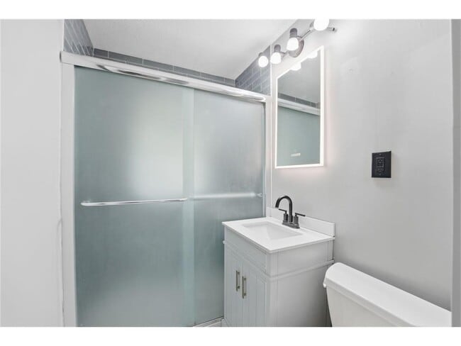 Building Photo - 1697 Rose Pl W