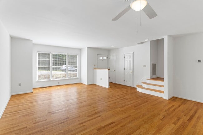 Building Photo - Spacious Townhouse with Basement in Farmvi...