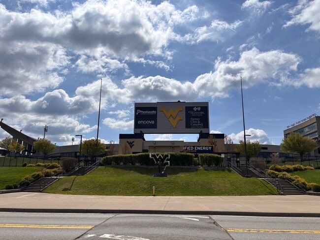 Building Photo - 2 Bedroom/2.5 Bath Townhome located in a Gated Community with a Water Front View! Available on 8/...