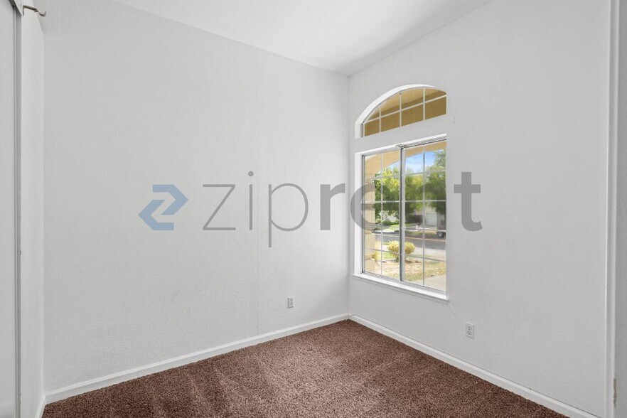 Building Photo - Unit