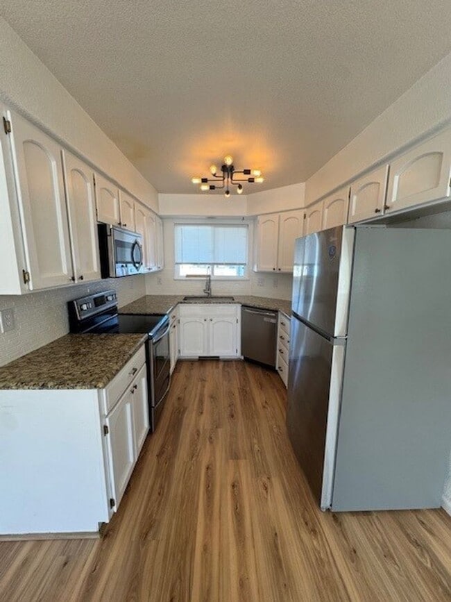 Building Photo - Stone Creek Condos- 3 Bedroom