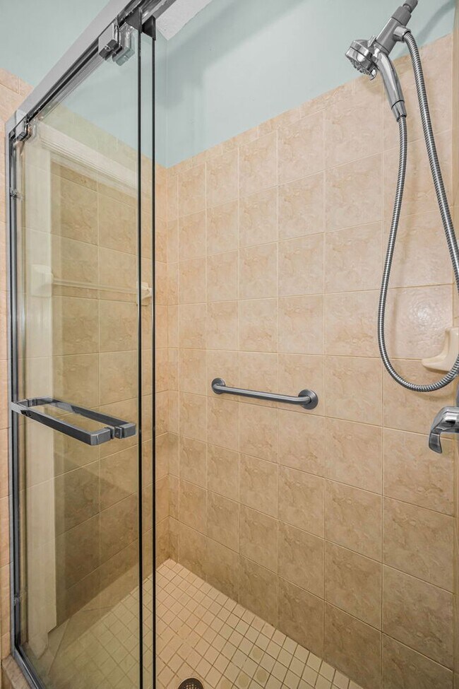 Building Photo - Beautifully Updated Villa