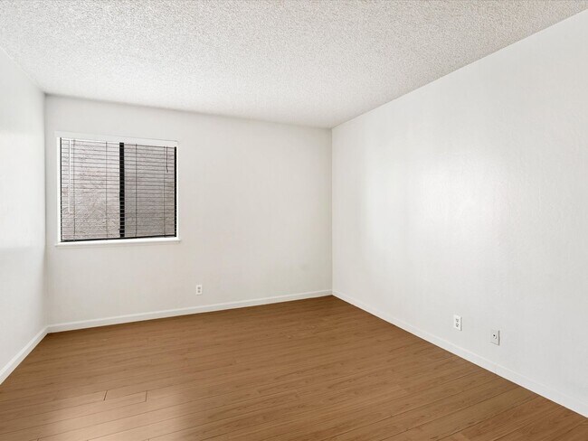 Building Photo - 2955 Lakeside Dr