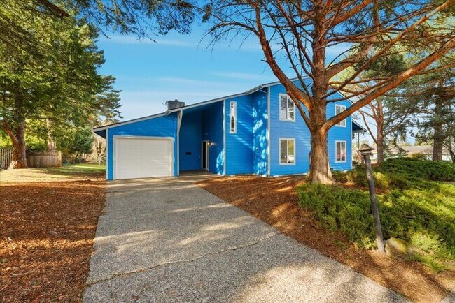 Building Photo - Newly Renovated 3BD/2BA Duplex w/ Garage & Fireplace - Beaverton Highland - $2,595/mo