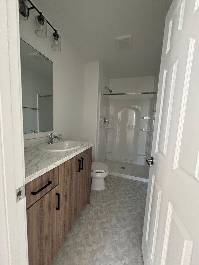 Building Photo - 3 Bedroom 3 Bathroom Townhomes