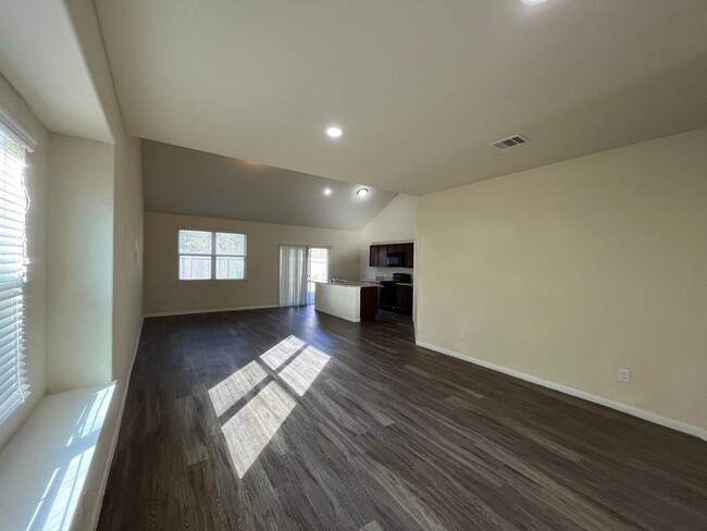 Building Photo - Move-in ready Charming 4-Bed, 2.5-Bath Hom...