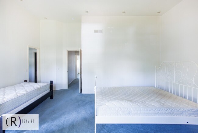 Building Photo - Fully Furnished 3be/3ba Home in Desirable ...