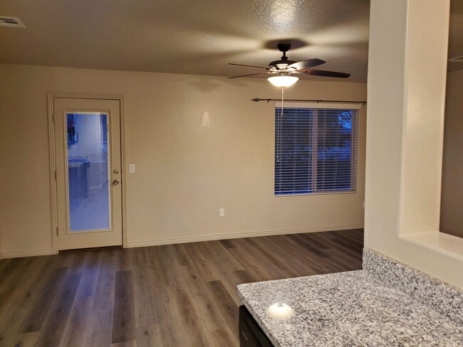 Building Photo - 1000 Bluff View Dr