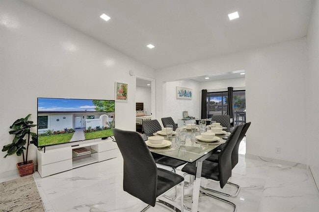 Building Photo - 5434 SW 25th Ave