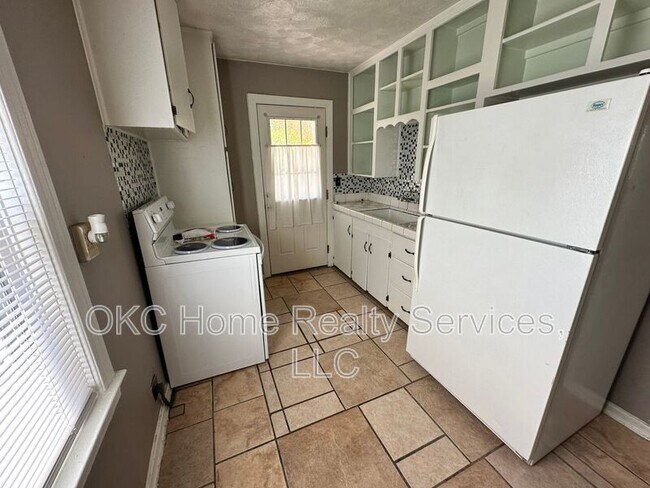 Building Photo - 4913 N Willow Ave