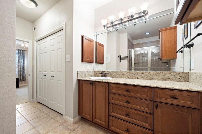 Building Photo - 2255 Braeswood Park Dr