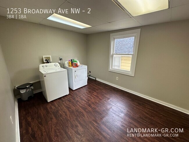 Building Photo - Updated 3 Bed/1Bath – First Month Only $995!