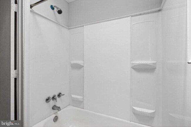 Building Photo - 125 W 21st St