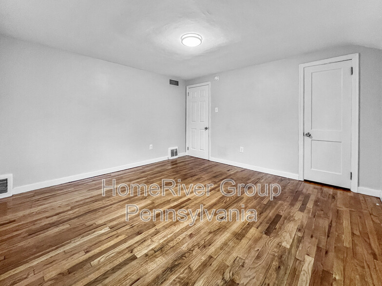 Building Photo - 1066 Elwell St