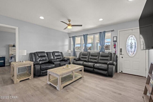 Building Photo - Recently Updated 4Bed/2Ba, Centrally Locat...