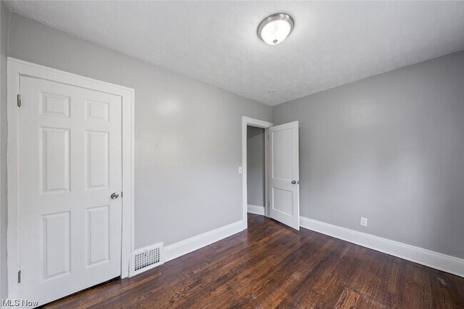 Building Photo - 3035 W 116th St