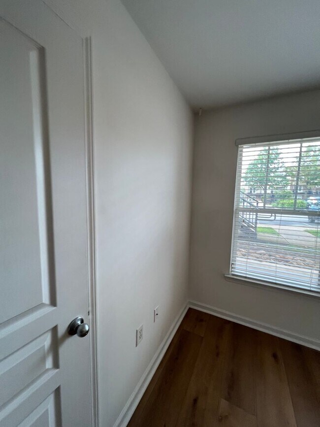 Building Photo - 16-1611 Summers