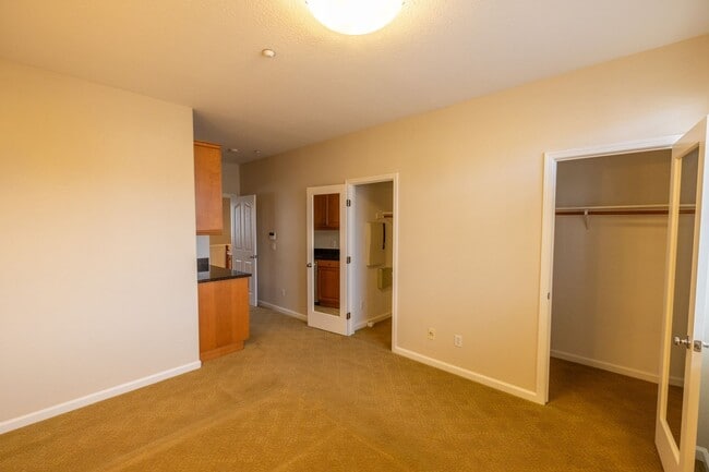 Building Photo - Beautiful 3 bedroom townhouse that is conveniently located