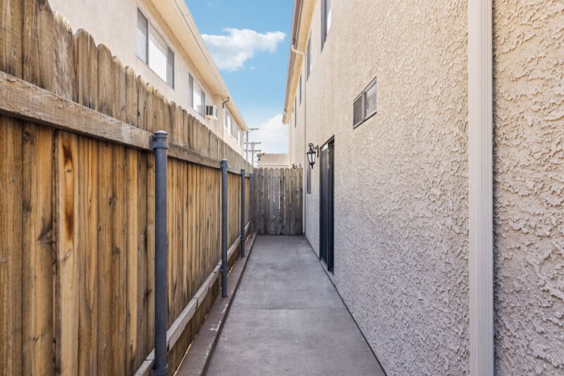 Building Photo - 507 E Cedar Ave