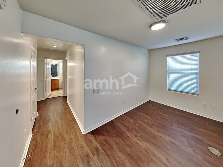 Building Photo - 11054 E Stearn Ave