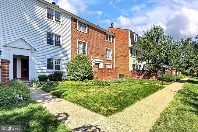 Building Photo - 2711 S Walter Reed Dr