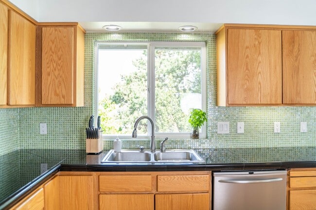 Building Photo - Argay Terrace Day Ranch with Views!
